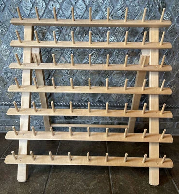 Suporte de linha rack de madeira 63 carretel tampo de mesa ou pendurar para sua sala de costura - Imagem 1 de 4