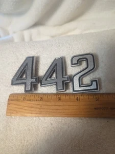 Oldsmobile 442 1969-72 Original GM Guardabarros Emblemas Hurst Olds Insignia Ornamento - Imagen 1 de 9