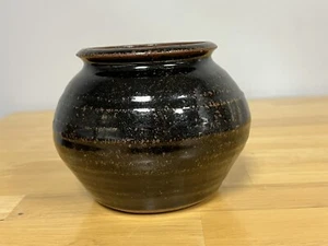 Jarrón en cuclillas de cerámica moteada marrón negro de gres de colección 4" firmado - Imagen 1 de 20