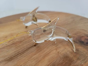 2er Set mundgeblasenes Glas Delfin Weihnachtsschmuck Gold Akzent Ozean Strand Nautica - Bild 1 von 8