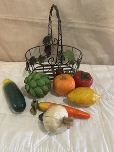 Vintage lebensgroße Pappmaché Gemüse Menge 7 plus Metall Traubenkorb - Bild 1 von 7
