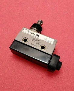 NEW Omron ZC-N2255 Enclosed Limit Switch, Sealed Roller Plunger - Picture 1 of 5