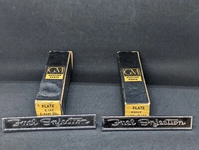 Nuevo de Lote Antiguo Chevrolet Corvette 1962 Inyección de Combustible Guardabarros Delantero Emblema Conjunto de Insignia Par Foto 1 de 4