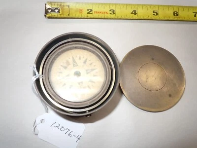 Hermosa brújula náutica antigua en contenedor de latón con cubierta Foto 1 de 4