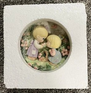 Precious Moments Sculpted Plate 186457 NIB Two Girls With Flowers - Picture 1 of 4