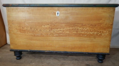 Antique Original Paint Grain-Painted blanket chest with glove box coffee table Cover