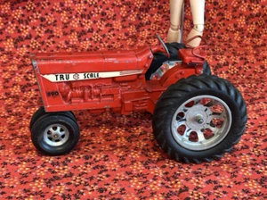 Vintage Tru Scale International 890 Tractor With Tilt Back Seat - Picture 1 of 9
