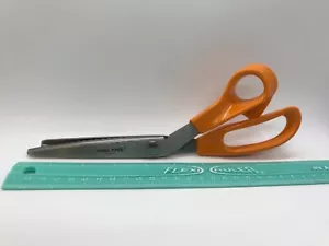 Fiskars Pinking Shears Scissors - scissors with sawtooth blade 10” long - Picture 1 of 2