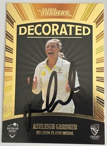 AUSTRALIAN CRICKETER ASHLEIGH GARDNER SIGNED 2024 DECORATED TRADER CARD #027/170 - Picture 1 of 2
