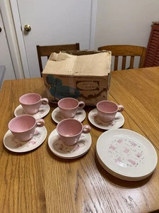Metlox Vernon Ware Tickled Pink Cups Saucers & 8” Plates MCM Atomic New in Box! - Picture 1 of 16