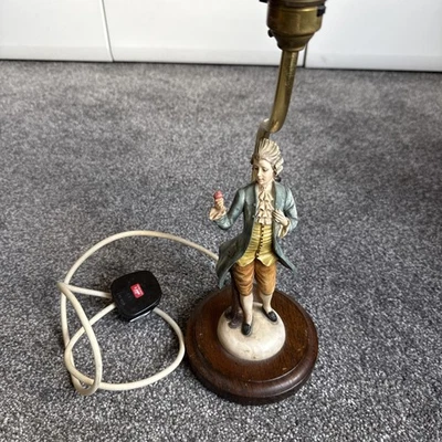  Lámpara de mesa vintage italiana Capodimonte Señor resina estatuilla luz Foto 1 de 4