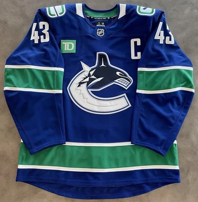 QUINN HUGHES VANCOUVER CANUCKS FANATICS AUTÉNTICO MICRÓFONO PROFESIONAL HOGAR AZUL ORCA camiseta Foto 1 de 4