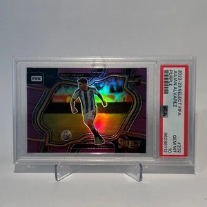 2022-23 Select FIFA Julian Alvarez RC Rookie Viola Prizm /75 Field Level PSA 10 - Foto 1 di 2