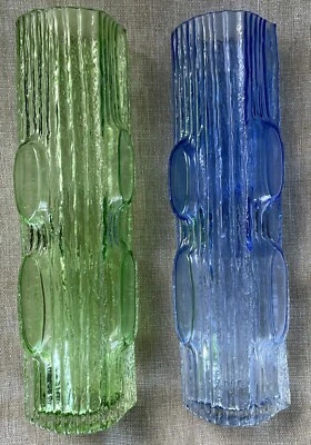 Florero japonés de vidrio azul arreglo Ikebana cabina diseño textura madera Foto 1 de 4