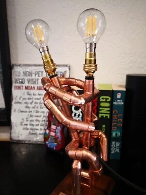 Lámpara hecha a mano de tubo de cobre  Foto 1 de 4