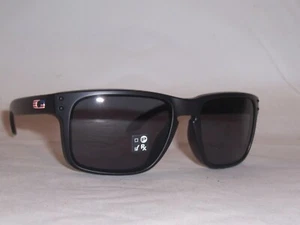 Nuovi occhiali da sole Oakley Holbrook OO9102-E6 NERO OPACO/GRIGIO AUTENTICI 9102 - Foto 1 di 9