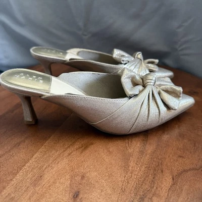 Zapatos de salón Alex Marie Audrene punta con moño oro suave talla 6,5 M tacón de gatito Foto 1 de 4