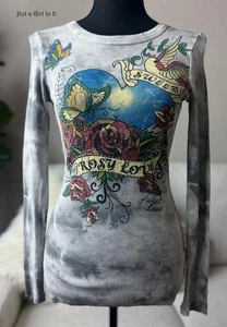 EE. UU. Nueva CAMISA VOCAL Mujer GRIS CRISTAL TIE DYE ROSAS ALAS MARIPOSA S Pequeña - Imagen 1 de 4
