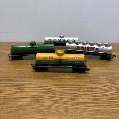 HO Scale Tank Cars Lot Of 4 Texaco - Roma Wine - DuPont And Green Blank READ - Image 1 of 4