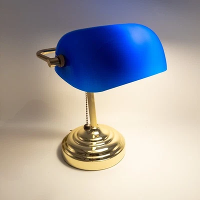 Винтажная настольная лампа банкиров из синего стекла с латунным основанием высотой 13 дюймов рабочая - Изображение 1 из 4