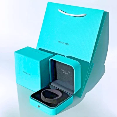 Caja de almacenamiento de regalo de presentación de reloj o pulsera Tiffany & Co en cuero azul Foto 1 de 4