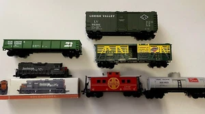 Lot 7 SOUTHERN PACIFIC DAYLIGHT Santa Fe track and train cars/ Mix HO - Picture 1 of 7