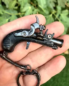PIRAT CAP PISTOL TOY VINTAGE MINIATURE KEYRING - Imagen 1 de 10