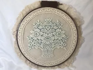 "Decoración de pared de flores de 15"" con aro de encaje europeo bordado MUY BUENA" - Imagen 1 de 4