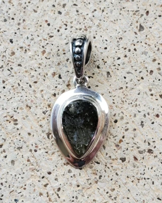 Pequeño colgante de gota de piedras preciosas de moldavita genuina de plata de ley 925 (MP01) Foto 1 de 4