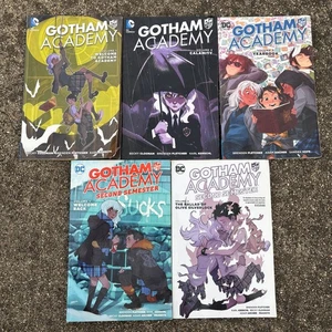 Gotham Academy Bände 1-3 + Zweites Semester Bände 1 & 2 (5 Bücher Lot) - Bild 1 von 6