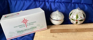 Set of 2 Round Christmas Ornaments from Bronner's - Pre-owned - Picture 1 of 11