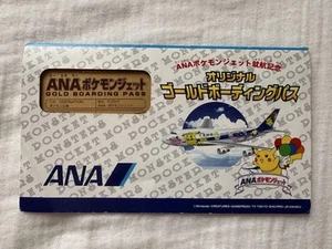 ANA Gold Boarding Pass Pokemon Juego de 2 Piezas Pikachu Mewtwo - Imagen 1 de 7