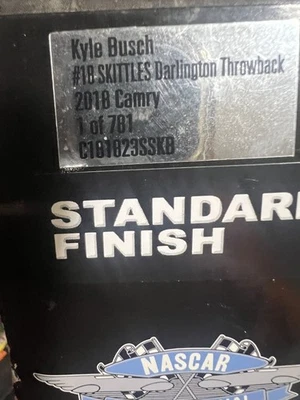 2018 #18 Kyle Busch Autografiado Skittles Darlington Throwback 1/24  Foto 1 de 4