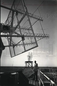 1964 Pressefoto Trackingantennen geprüft vom Radarspezialisten Ralph Porter. - Bild 1 von 2