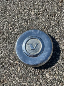 One genuine 1974 to 1979  Volvo 242 244 center cap hubcap - Picture 1 of 24