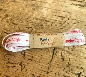 TAYLOR SWIFT RED TOUR 2013 KEDS SCHNÜRSENKEL-NIE BENUTZT-WEISS MIT ROTEM SCHRIFTZUG-VERPACKUNG - Bild 1 von 3