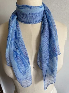Sciarpa vintage VERA tutta seta arrotolata a mano blu, viola astratta trasparente 15” L x 46”L - Foto 1 di 5