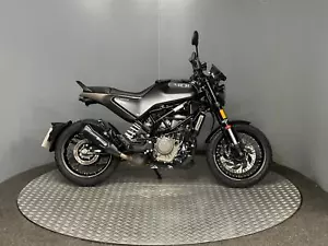 Husqvarna Svartpilen 401 2022 with 6284 miles - Learner Legal - Picture 1 of 15