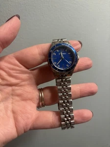 Orologio Armitron Quarzo Donna Blu Rotondo Abito Tono Argento Ha Bisogno Batteria - Foto 1 di 3