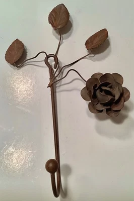 Gancho de pared de hierro rosa hecho a mano con acabado chippy de óxido sintético vintage Foto 1 de 4