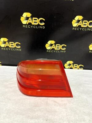 Conjunto de luces traseras exteriores para conductor izquierdo Mercedes-Benz E320 LH 1996-1999 FABRICANTE DE EQUIPOS ORIGINALES Foto 1 de 4