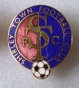SHIRLEY TOWN NON LEAGUE FOOTBALL Emaille Pin Anstecker - Bild 1 von 2