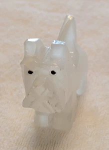 Estatuilla pequeña tallada a mano de ónix pulido con bandas blancas West Highland Terrier - Imagen 1 de 6