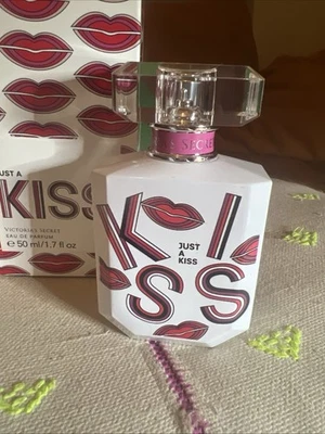 Victoria s Secret Just A Kiss Eau de Parfum Spray 50ml - Bild 1 von 4