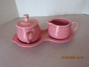Crema y azucarero Fiestaware con tapa y bandeja rosa/rosa descontinuado - Imagen 1 de 6