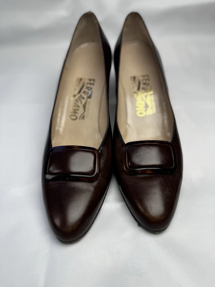 Tacones bajos vintage FERRAGAMO con hebilla de tortuga - Hechos en ITALIA 8,5 estrechos Foto 1 de 4
