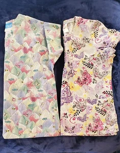 Womens Medical Tops. Two. Both Size Small Short Sleeves. Two Front Pockets - Picture 1 of 7