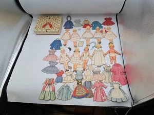 Vintage ausgeschnittene Papierpuppen und Kleidung, ausgeschnitten aus einer Zeitschrift in alter Seifenkiste - Bild 1 von 7
