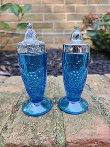 Vintage LE Smith Blue Harvest Grape Glass Salt & Pepper Shaker Set - Picture 1 of 7