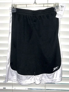 Pantalones cortos deportivos Reebok para niños negros con borde de panel blanco entrepierna de 8 pulgadas - Imagen 1 de 4